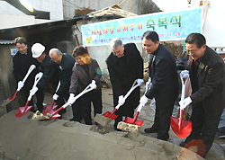 본지 창간 80주년 기념 ‘사랑의 집 고쳐주기’ 첫 삽